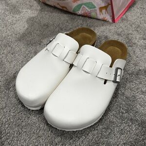 Cushionare White Clogs with Silver Buckles